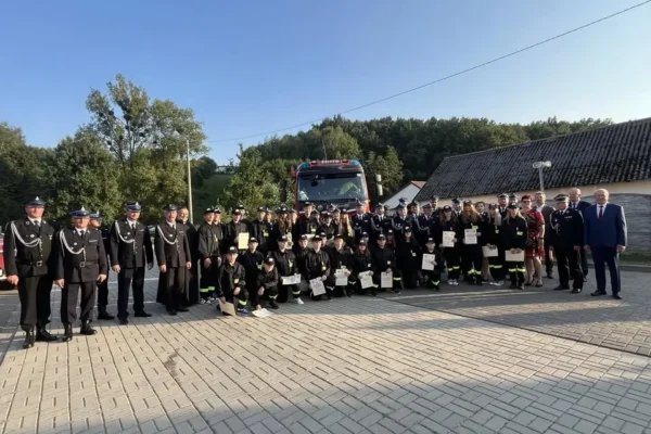 Strażacy z OSP Wierzchowiska Pierwsze oddali hołd powstańcom warszawskim w Godzinę „W”