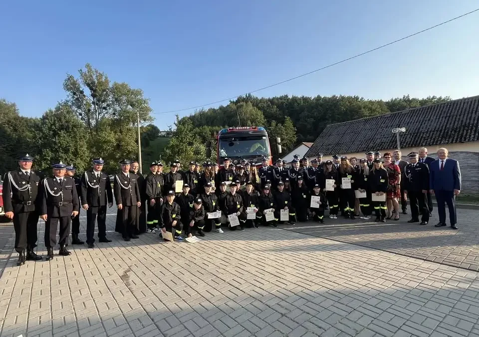 Strażacy z OSP Wierzchowiska Pierwsze oddali hołd powstańcom warszawskim w Godzinę „W”