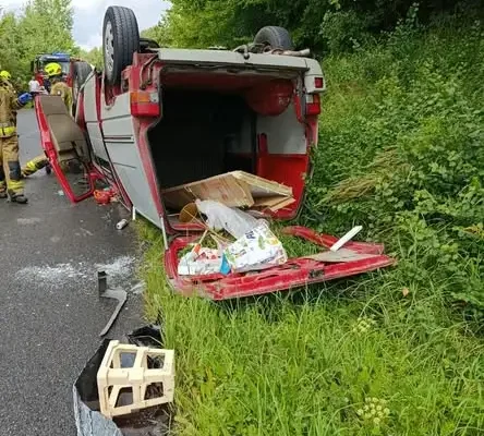 Wypadek na trasie Złocieniec – Ostrowice: dachowanie i zderzenie dwóch aut, ranni trafili do szpitala