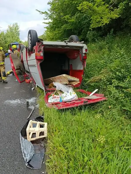 Wypadek na trasie Złocieniec – Ostrowice: dachowanie i zderzenie dwóch aut, ranni trafili do szpitala