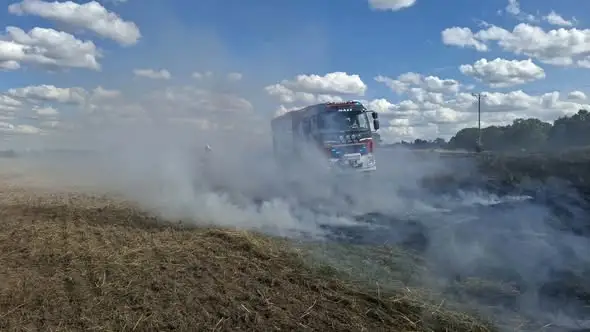 Pożar ścierniska w Żelisławiu – strażacy opanowali ogień