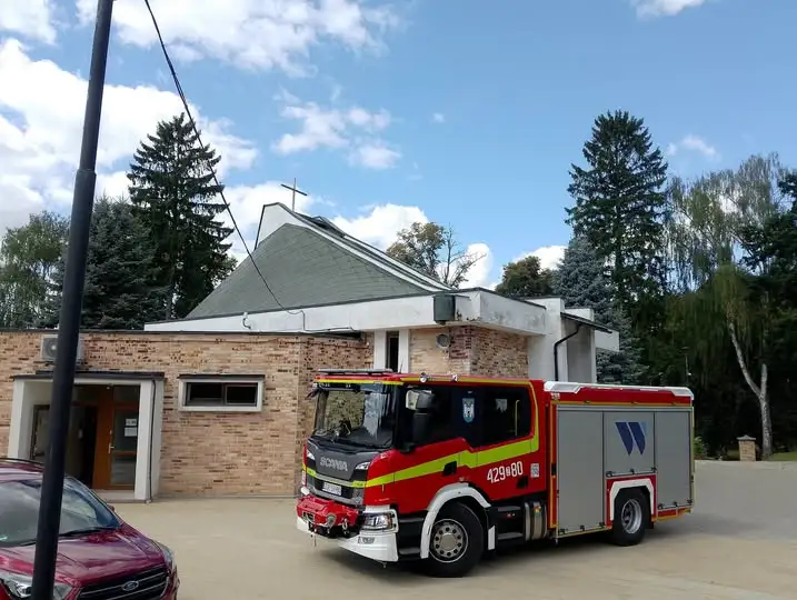 OSP Złocieniec usuwa gniazdo os na cmentarzu komunalnym