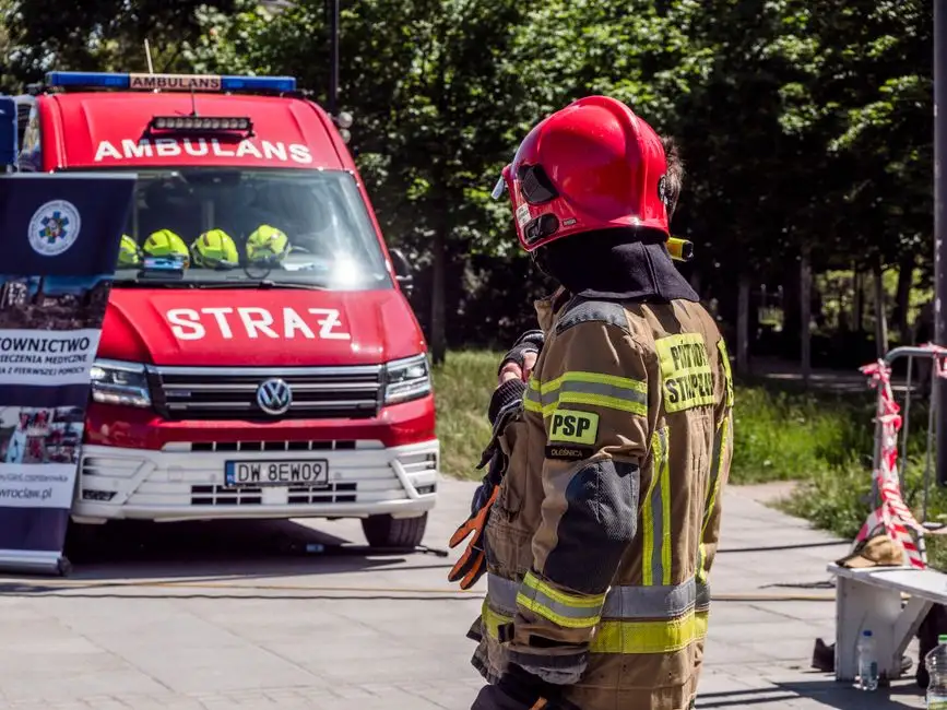 Interwencje OSP Złocieniec: zwarcie na linii energetycznej i gniazdo os na cmentarzu