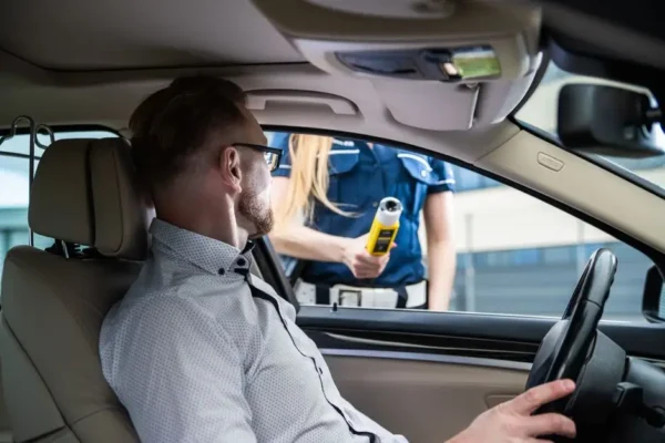 Policja z Drawska Pomorskiego kontroluje sprzedaż alkoholu nieletnim