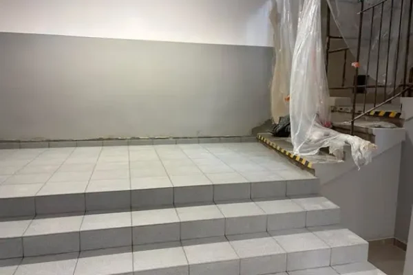 Modernizacja SP nr 1 w Złocieńcu: remont klatek schodowych i wymiana drzwi