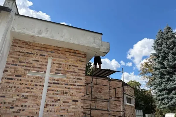 Trwa modernizacja cmentarza w Złocieńcu – remont dachu kaplicy