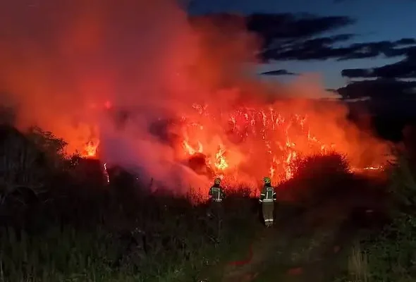 Pożar stogów siana pod Złocieńcem. Strażacy walczyli ponad 13 godzin