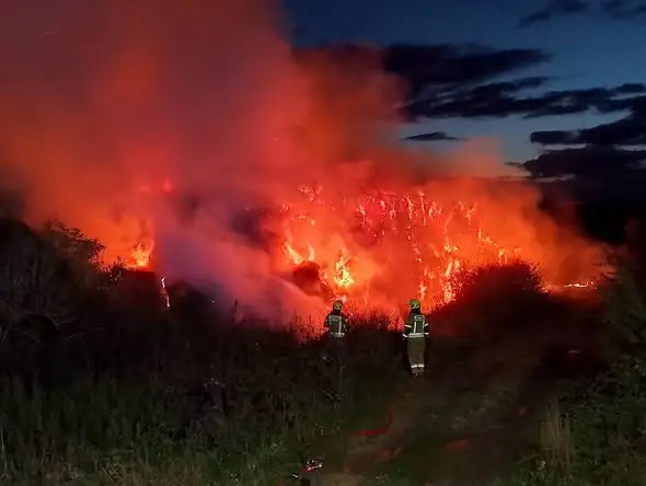 Pożar stogów siana pod Złocieńcem. Strażacy walczyli ponad 13 godzin