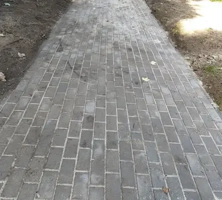 Nowa alejka spacerowa w Budowie gotowa. Mieszkańcy pracowali przy demontażu