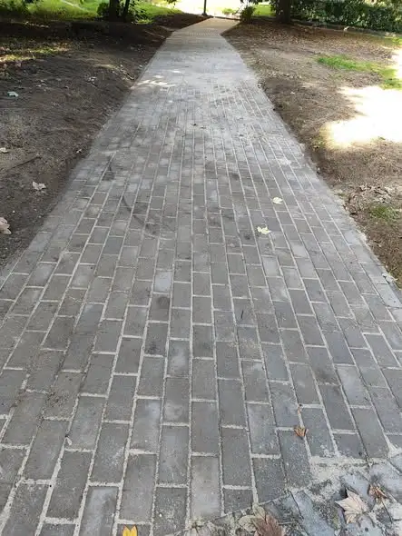 Nowa alejka spacerowa w Budowie gotowa. Mieszkańcy pracowali przy demontażu