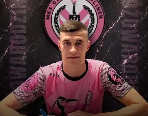 Transfer last minute w Różowej Rodzinie – Szymon Stróżyk nowym napastnikiem
