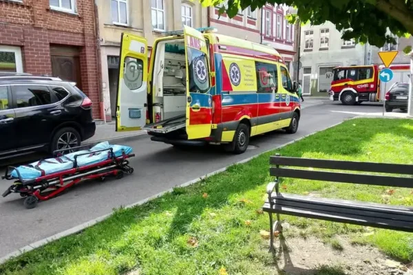 Złocieniec: strażacy ochotnicy pomogli ratownikom medycznym w zniesieniu pacjenta