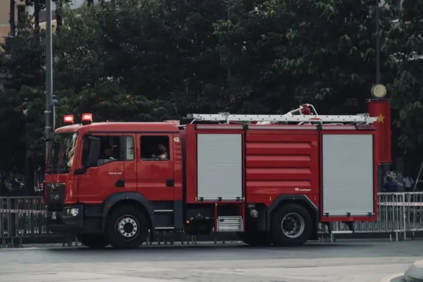 Interwencja strażaków w Złocieńcu: zwisający konar nad drogą