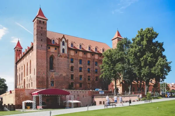 Kalisz Pomorski świętuje 723. urodziny miasta – podróż przez wieki w parku przed pałacem