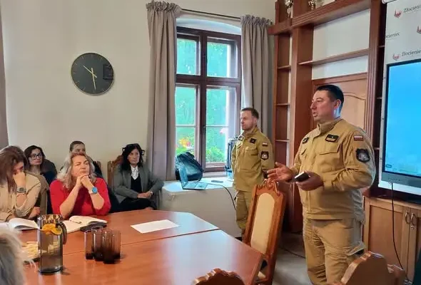 Bezpieczeństwo w szkołach powiatu drawskiego: spotkanie w złocienieckim Ratuszu