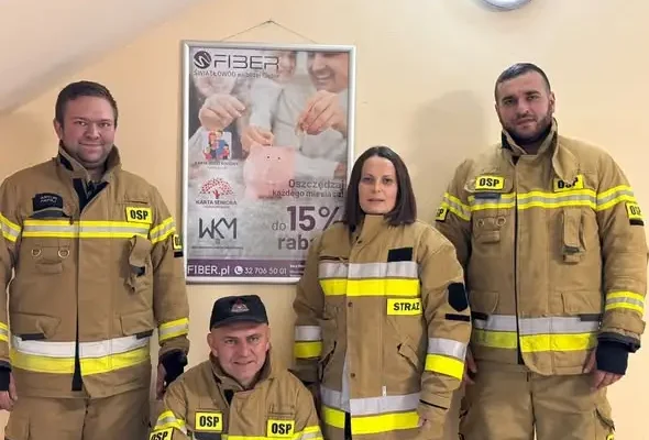 Strażacy z OSP Wierzchowisko rozdają odblaski w ramach akcji „Świeć z FIBER”