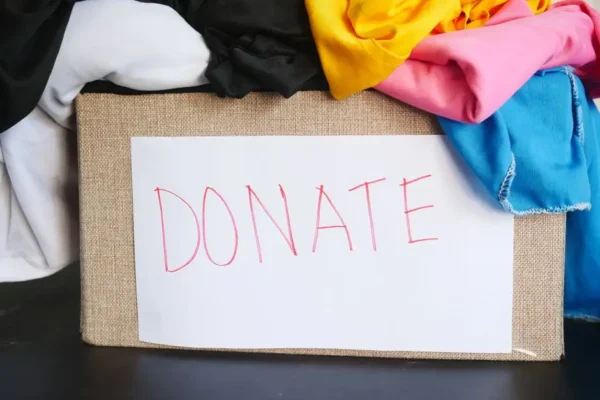 Caritas Parafialna w Czaplinku wydaje bezpłatnie odzież dziecięcą