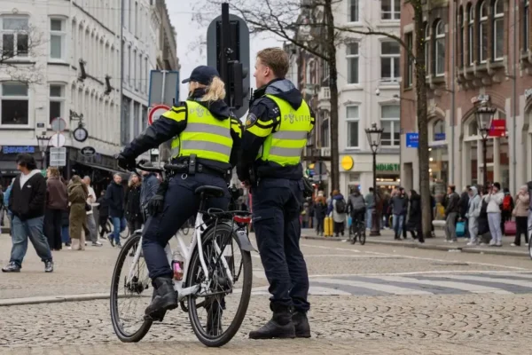 Drawscy policjanci edukowali pieszych i rowerzystów o bezpieczeństwie jesienią