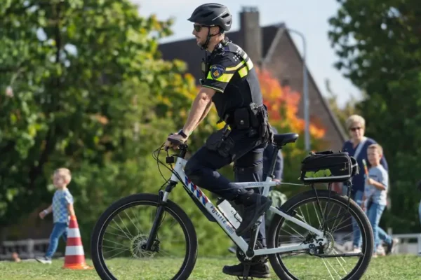 Policjanci z Czaplinka uczyli dzieci bezpiecznej jazdy na hulajnogach i rozdawali kaski
