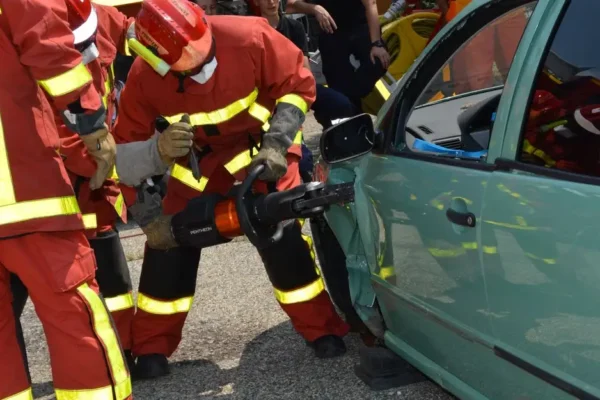 Strażacy z Złocieńca i Budowa ćwiczyli ratownictwo techniczne na wrakach pojazdów